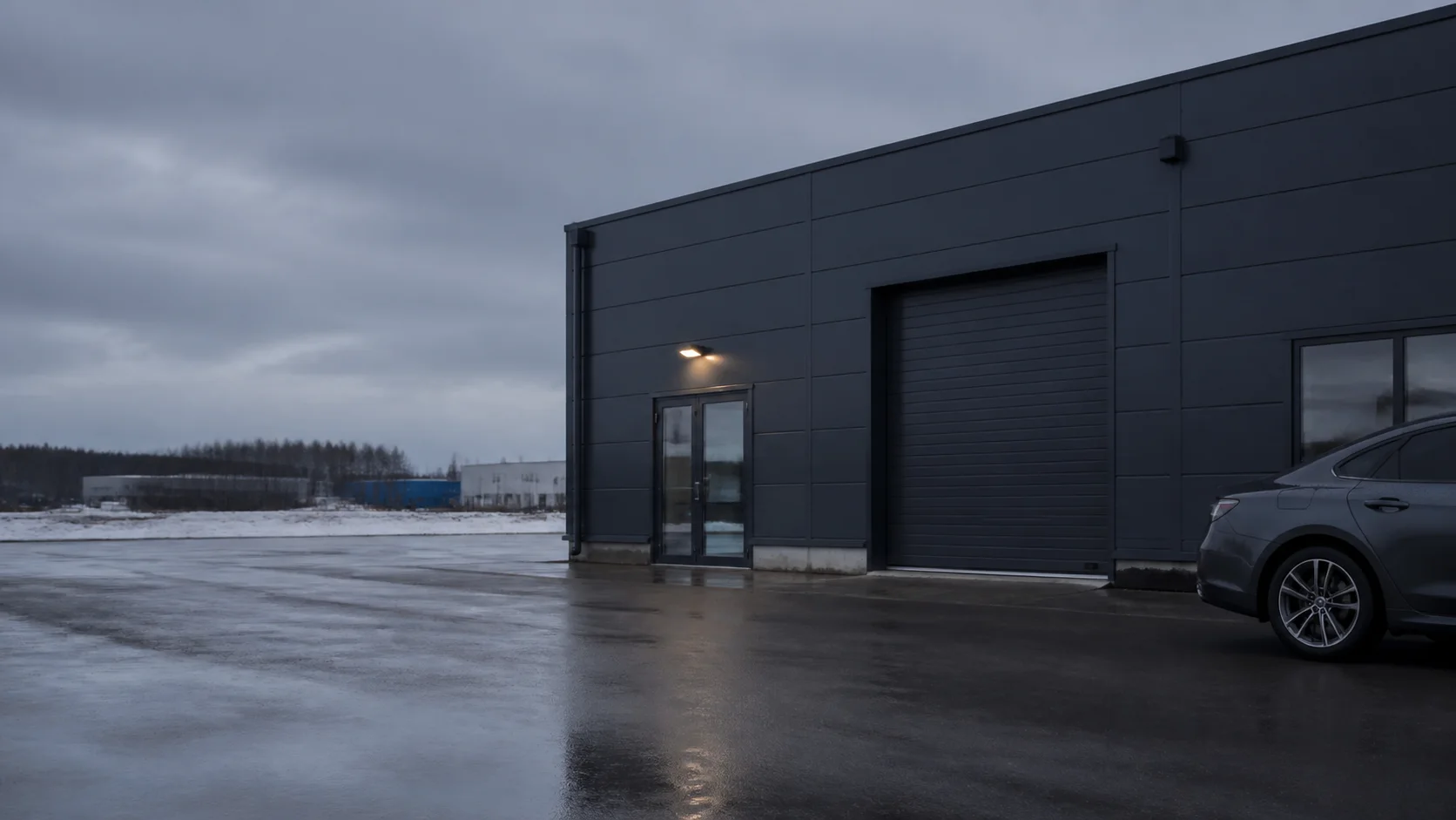 Diskret detalj av en modern bil utanför skandinavisk arkitektur