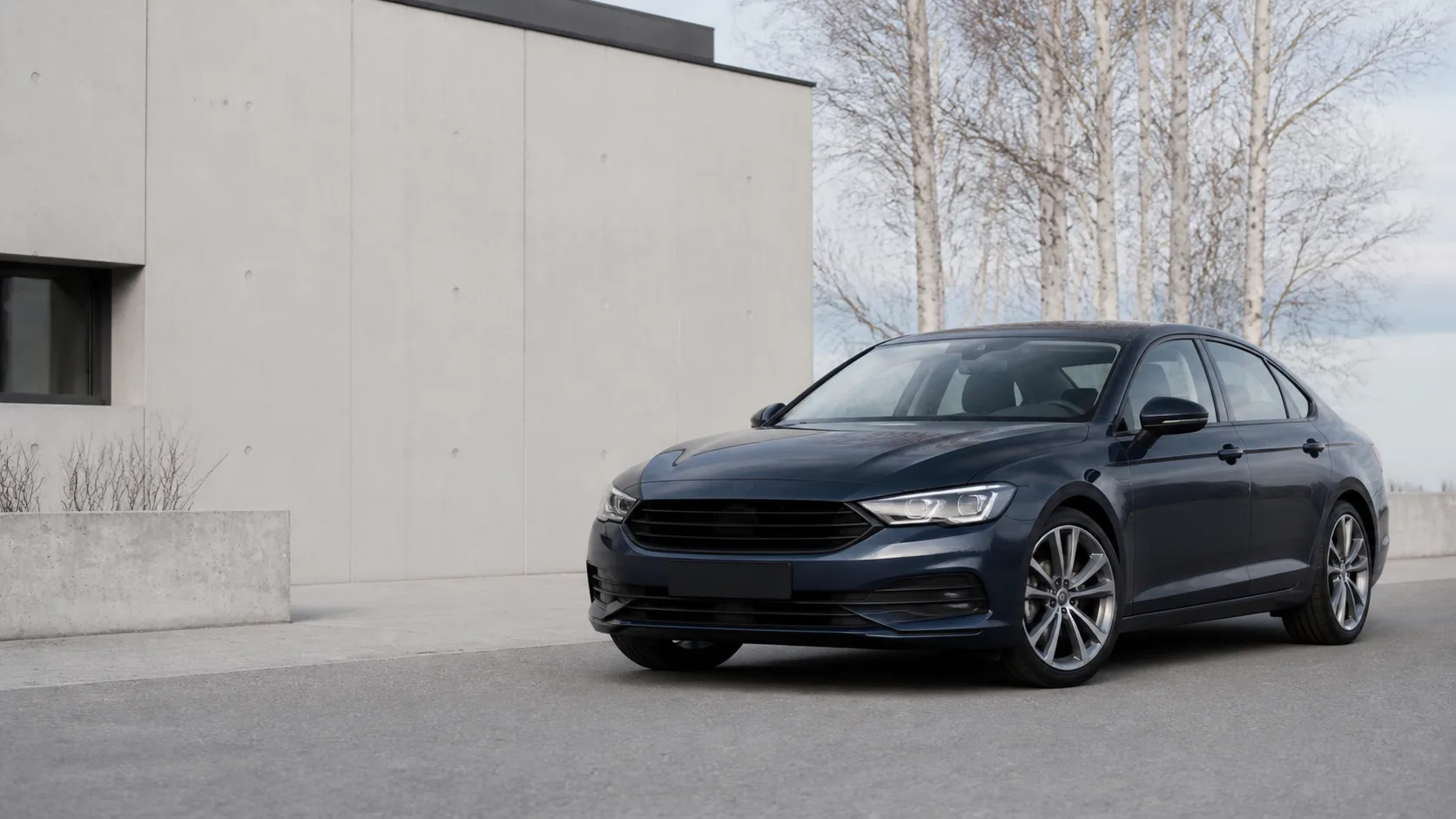 Modern bil framför ljus skandinavisk arkitektur